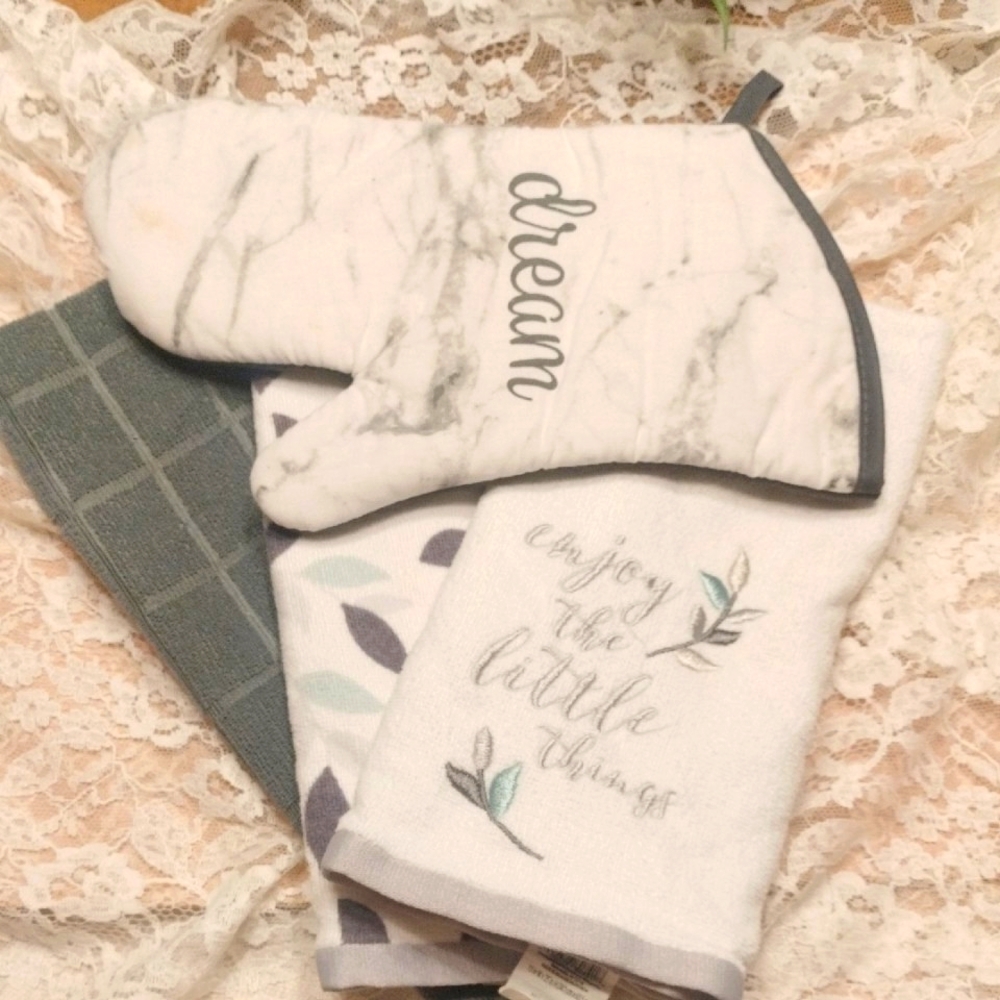 ⚜️ Oven Mitt and Towel Set